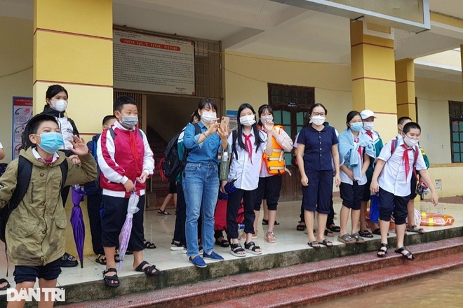 Nước lũ lên nhanh, khẩn cấp giải cứu hàng trăm học sinh đang học tại trường - 6 Nước lũ lên nhanh, khẩn cấp giải cứu hàng trăm học sinh đang học tại trường - 6