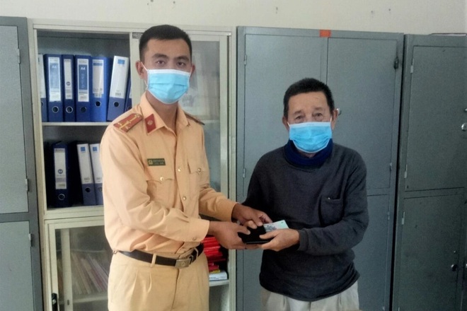 Nhặt được ví tiền khi đi tuần tra, chiến sĩ CSGT tìm người trả lại - 1 Nhặt được ví tiền khi đi tuần tra, chiến sĩ CSGT tìm người trả lại - 1