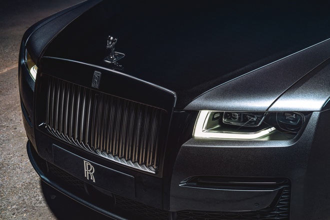 Rolls-Royce Black Badge Ghost được phủ lớp sơn màu đen nặng tới 45kg - 3