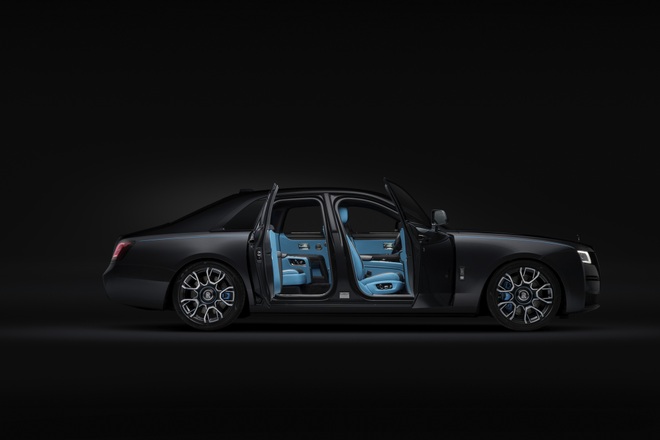 Rolls-Royce Black Badge Ghost được phủ lớp sơn màu đen nặng tới 45kg - 13