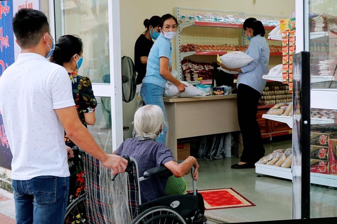 Siêu thị 0 đồng giữa đất Cảng: Có bao gạo này, tôi ấm bụng cả tháng! - 2 Siêu thị 0 đồng giữa đất Cảng: Có bao gạo này, tôi ấm bụng cả tháng! - 2
