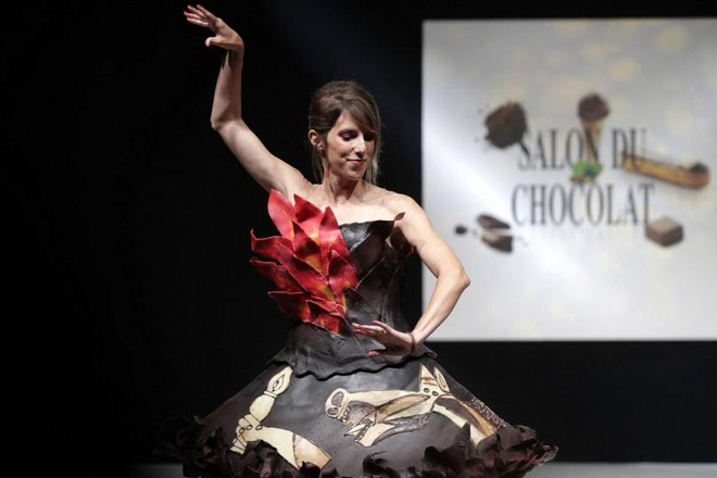 Người mẫu mặc váy phủ chocolate trong hội chợ chocolate Paris - 1