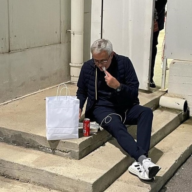 Hình ảnh Mourinho tội nghiệp, ăn uống kham khổ ngoài lề đường - 1