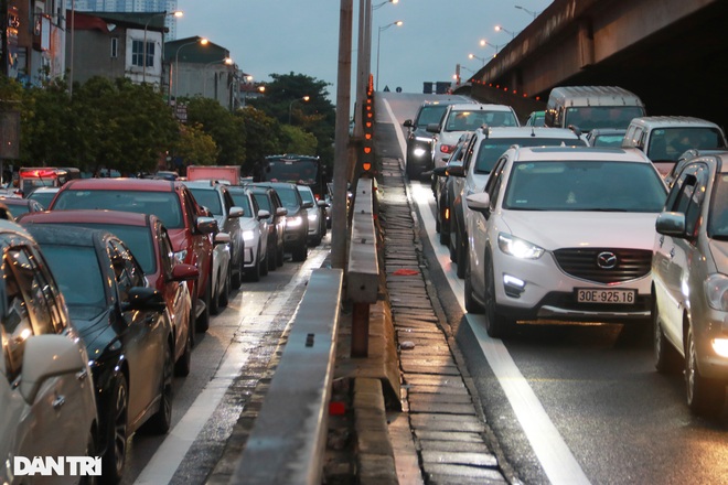 Hà Nội: Đường trên cao tắc cứng hơn 10 km suốt nửa ngày vì 4 ô tô tông nhau - 11 Hà Nội: Đường trên cao tắc cứng hơn 10 km suốt nửa ngày vì 4 ô tô tông nhau - 11