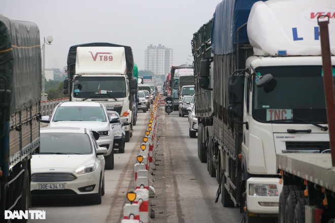 Hà Nội: Đường trên cao tắc cứng hơn 10 km suốt nửa ngày vì 4 ô tô tông nhau - 9 Hà Nội: Đường trên cao tắc cứng hơn 10 km suốt nửa ngày vì 4 ô tô tông nhau - 9