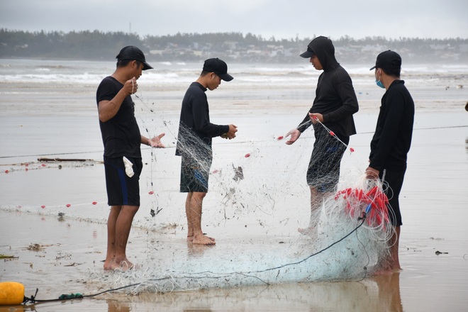 Vượt sóng mùa biển động săn cá đối, nghề phụ thu nhập tiền triệu mỗi ngày - 6 Vượt sóng mùa biển động săn cá đối, nghề phụ thu nhập tiền triệu mỗi ngày - 6