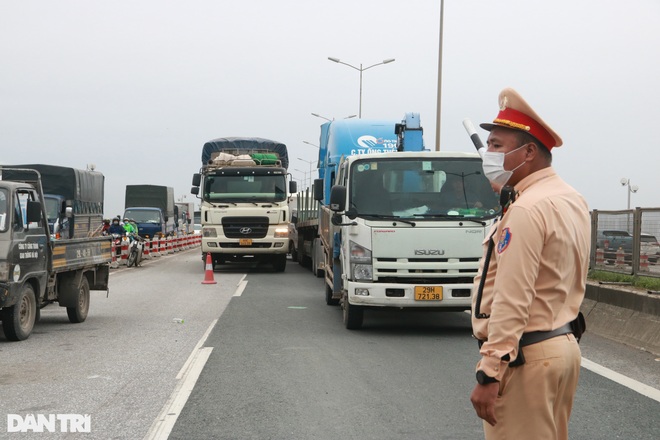 Hà Nội: Đường trên cao tắc cứng hơn 10 km suốt nửa ngày vì 4 ô tô tông nhau - 7 Hà Nội: Đường trên cao tắc cứng hơn 10 km suốt nửa ngày vì 4 ô tô tông nhau - 7
