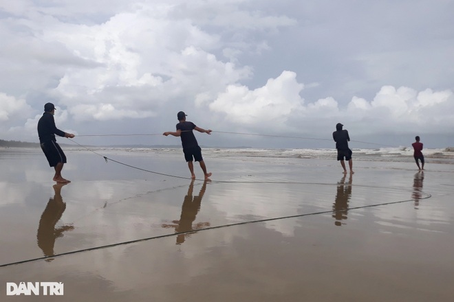 Vượt sóng mùa biển động săn cá đối, nghề phụ thu nhập tiền triệu mỗi ngày - 3 Vượt sóng mùa biển động săn cá đối, nghề phụ thu nhập tiền triệu mỗi ngày - 3