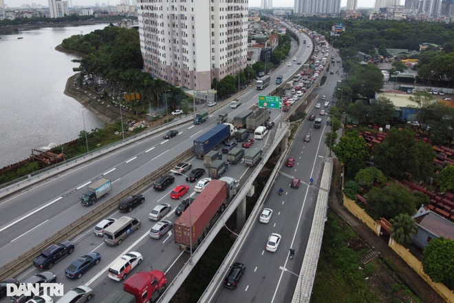 Hà Nội: Đường trên cao tắc cứng hơn 10 km suốt nửa ngày vì 4 ô tô tông nhau - 10 Hà Nội: Đường trên cao tắc cứng hơn 10 km suốt nửa ngày vì 4 ô tô tông nhau - 10