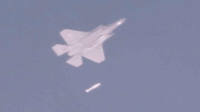 Khoảnh khắc tiêm kích F-35 Mỹ ném siêu bom kẻ hủy diệt  - 1