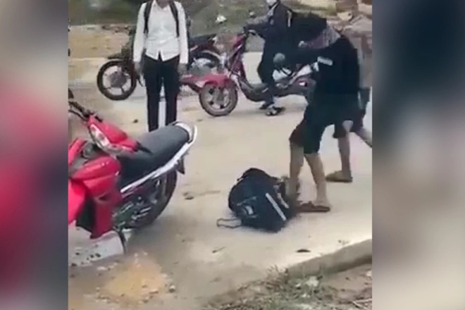 Xôn xao clip nam sinh lớp 12 bị hành hung thô bạo trước cổng trường - 1 Xôn xao clip nam sinh lớp 12 bị hành hung thô bạo trước cổng trường - 1