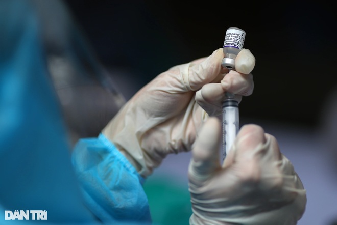 Bộ Y tế yêu cầu tăng cường kiểm tra việc thực hiện 5K, tiêm vaccine - 1