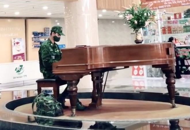 Chàng lính trẻ bất ngờ nổi tiếng sau một đêm bởi... tiếng đàn Piano - 2 Chàng lính trẻ bất ngờ nổi tiếng sau một đêm bởi... tiếng đàn Piano - 2