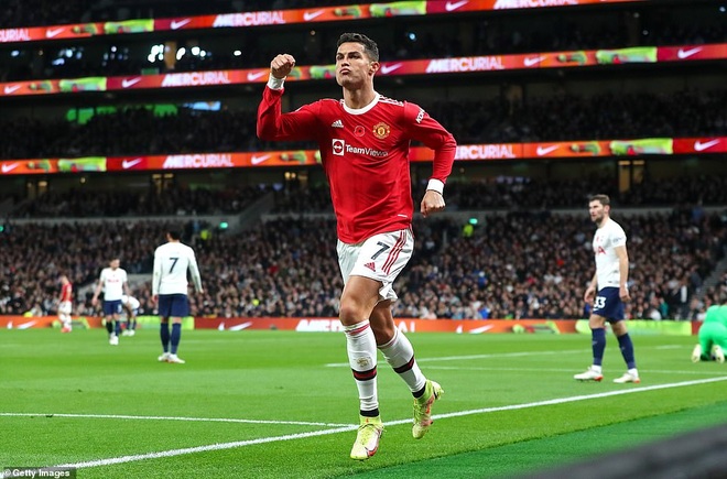 C.Ronaldo lập hàng loạt cột mốc ấn tượng khi giúp Man Utd chiến thắng - 1