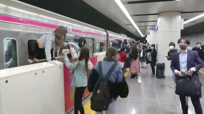 Đâm dao, phóng hỏa trên tàu điện ngầm Nhật Bản, hành khách hốt hoảng sơ tán - 1