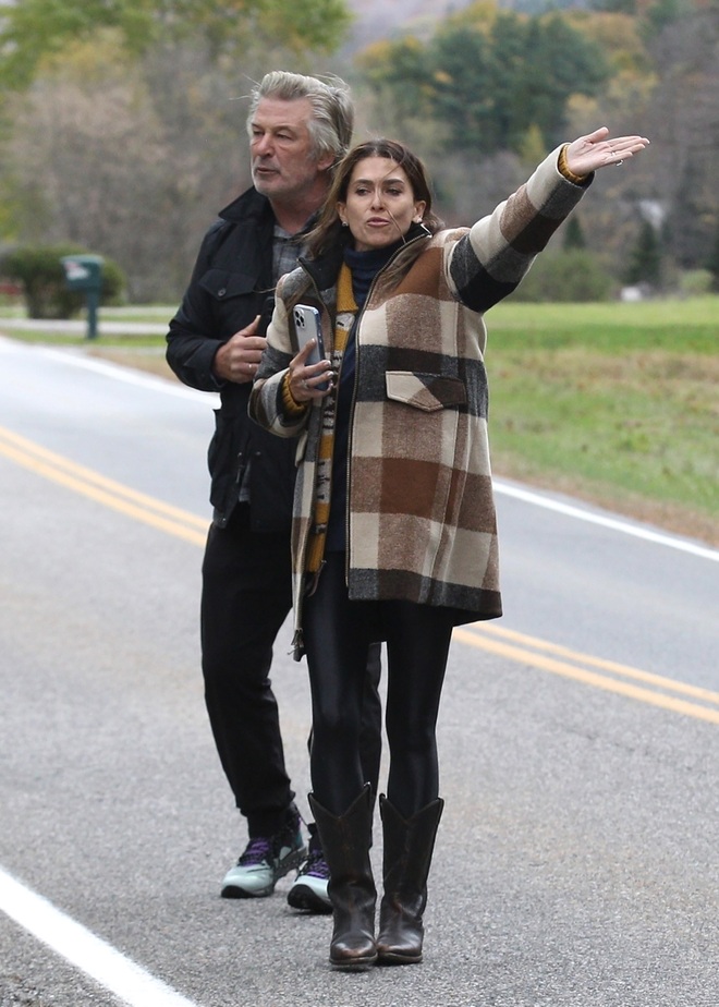 Alec Baldwin lần đầu lên tiếng sau khi gây chết người trên phim trường - 2 Alec Baldwin lần đầu lên tiếng sau khi gây chết người trên phim trường - 2