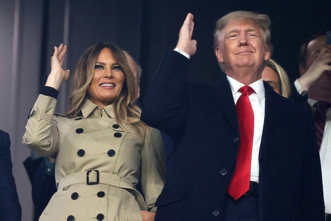 Biểu cảm gây chú ý của bà Melania Trump khi đi xem bóng chày cùng chồng - 1