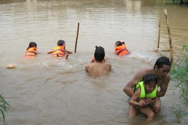 Hồ ao, hố công trình quanh nhà thành bẫy với trẻ em mùa mưa lũ - 4 Hồ ao, hố công trình quanh nhà thành bẫy với trẻ em mùa mưa lũ - 4