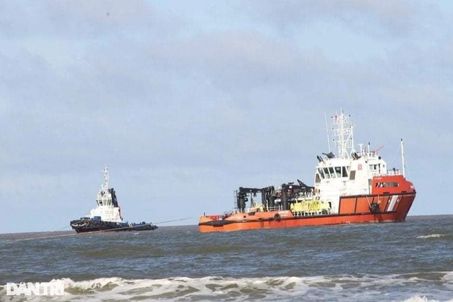Giải cứu thành công tàu vận tải nước ngoài sau 14 ngày mắc cạn trên biển - 1