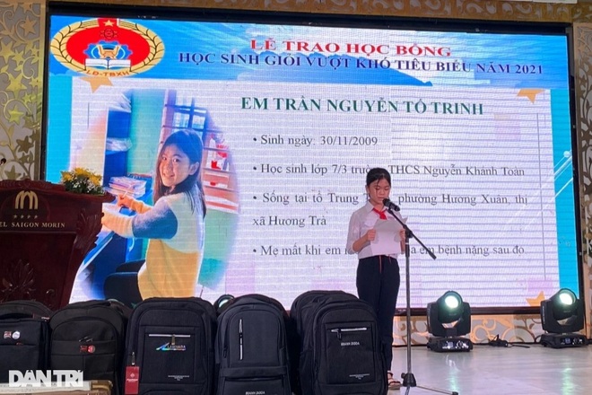 Xúc động lễ trao học bổng cho học sinh nghèo vượt khó Thừa Thiên Huế - 2 Xúc động lễ trao học bổng cho học sinh nghèo vượt khó Thừa Thiên Huế - 2