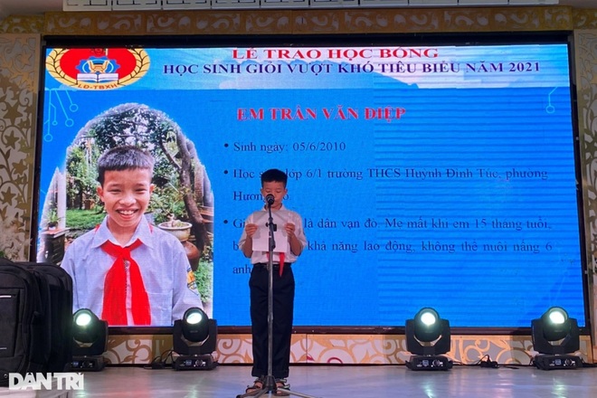 Xúc động lễ trao học bổng cho học sinh nghèo vượt khó Thừa Thiên Huế - 3 Xúc động lễ trao học bổng cho học sinh nghèo vượt khó Thừa Thiên Huế - 3