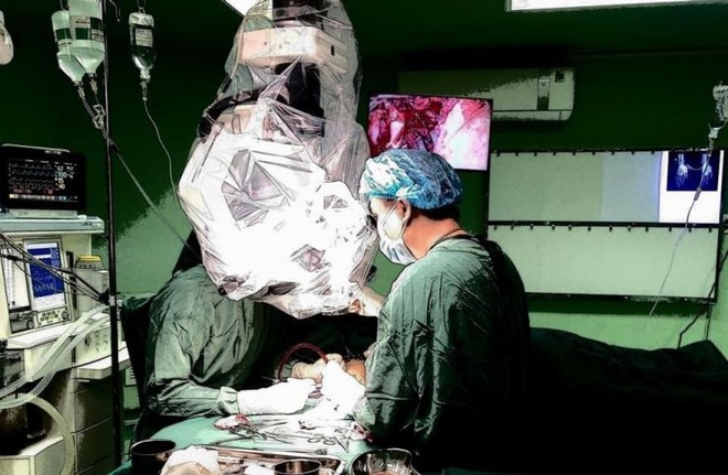 Vừa đi làm hậu Covid-19, người đàn ông TPHCM bị cưa máy chém gần lìa tay - 1 Vừa đi làm hậu Covid-19, người đàn ông TPHCM bị cưa máy chém gần lìa tay - 1