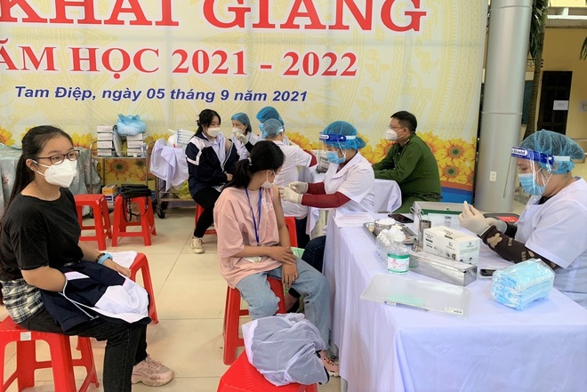 Ninh Bình hoàn thành tiêm vaccine cho hơn 32.000 học sinh cấp THPT - 4