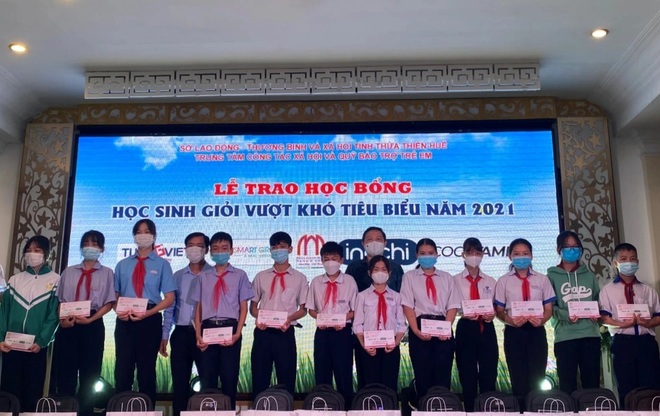 Xúc động lễ trao học bổng cho học sinh nghèo vượt khó Thừa Thiên Huế - 4