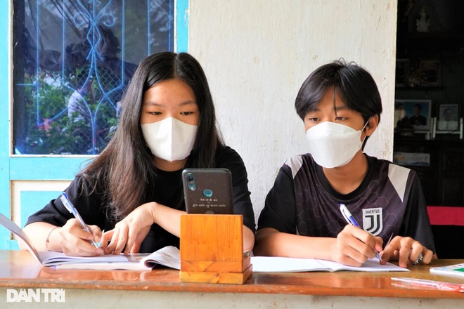 Học sinh tiểu học ở Cần Thơ học qua truyền hình, chưa học trực tiếp - 1 Học sinh tiểu học ở Cần Thơ học qua truyền hình, chưa học trực tiếp - 1