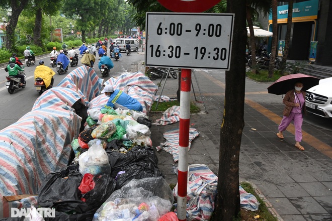 Hà Nội: Bãi rác Nam Sơn tạm ngừng hoạt động vì… trời mưa nhiều - 1