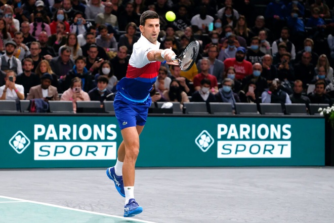 Novak Djokovic mất hơn hai tiếng để vượt qua vòng đầu Paris Masters - 1