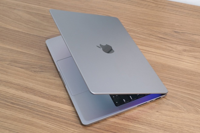 Cận cảnh MacBook Pro tai thỏ tại Việt Nam, giá hơn 50 triệu đồng - 1