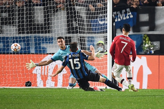 Ronaldo lập cú đúp cứu Man Utd thoát thua trước Atalanta - 5