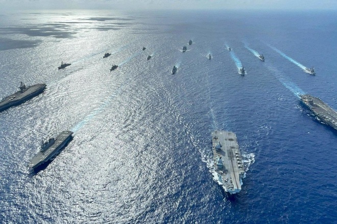 Mỹ triển khai hàng loạt tàu chiến, tăng cường hoạt động ở Biển Đông - 1