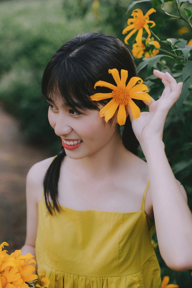 Ngắm mùa hoa dã quỳ vàng rực rỡ của thiếu nữ xứ Nghệ - 1