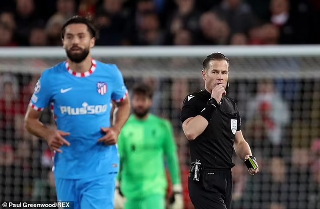 Tranh cãi tình huống trọng tài rút thẻ đỏ khiến Atletico thua đau Liverpool - 2 Tranh cãi tình huống trọng tài rút thẻ đỏ khiến Atletico thua đau Liverpool - 2