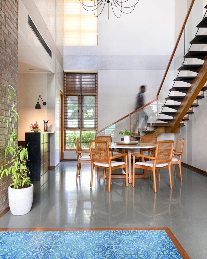 Độc đáo căn nhà 2 tầng tái chế từ đá ong và đồ cũ - 9 Độc đáo căn nhà 2 tầng tái chế từ đá ong và đồ cũ - 9