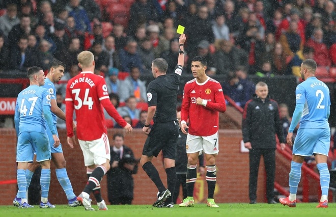 Hàng thủ mơ ngủ, Man Utd ôm hận trước Man City tại Old Trafford - 15 Hàng thủ mơ ngủ, Man Utd ôm hận trước Man City tại Old Trafford - 15