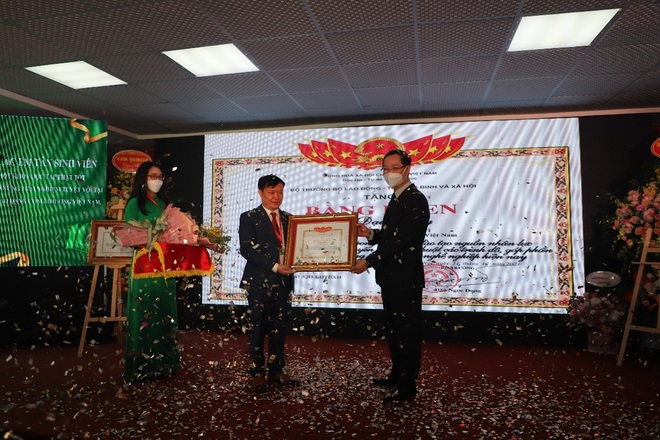 Trường CĐ Công thương Việt Nam được Bộ trưởng Bộ LĐ-TBXH trao bằng khen - 2