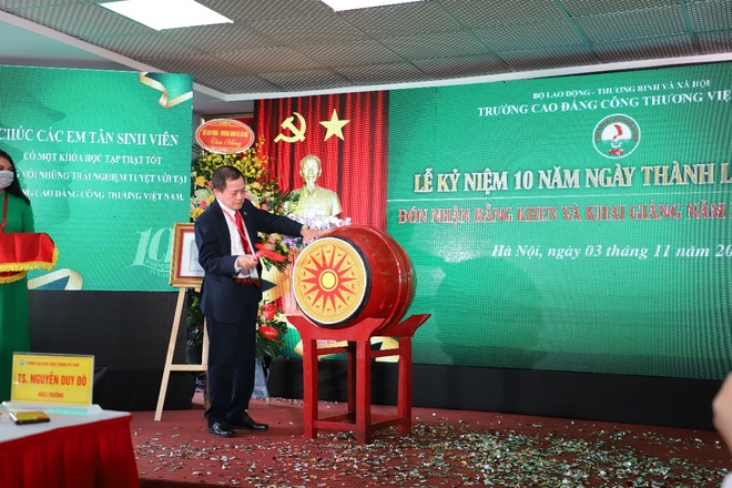 Trường CĐ Công thương Việt Nam được Bộ trưởng Bộ LĐ-TBXH trao bằng khen - 3 Trường CĐ Công thương Việt Nam được Bộ trưởng Bộ LĐ-TBXH trao bằng khen - 3