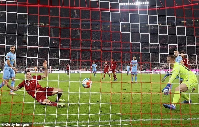 Lewandowski tỏa sáng giúp Bayern chấm dứt mạch trận bất bại của Freiburg - 2