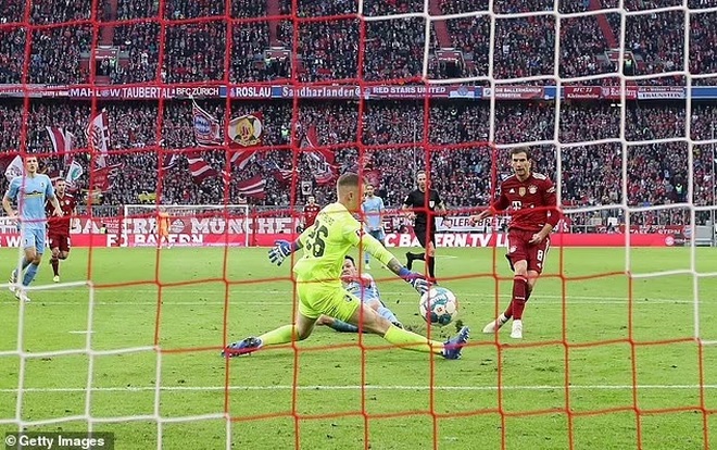 Lewandowski tỏa sáng giúp Bayern chấm dứt mạch trận bất bại của Freiburg - 1