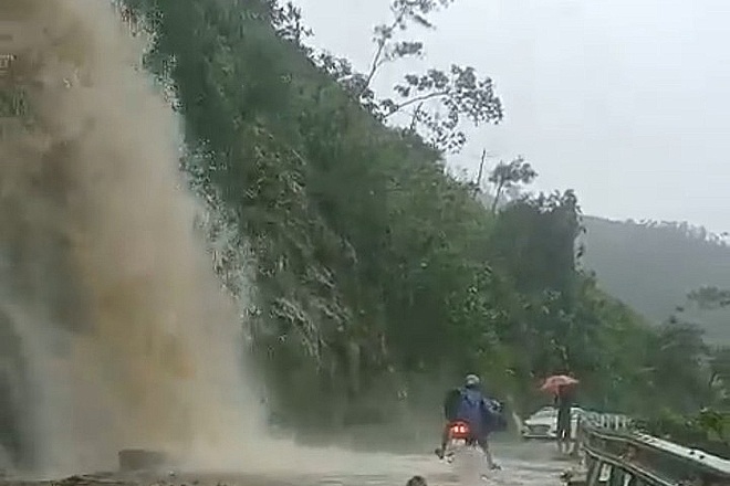 Lạnh người với dòng thác bất ngờ xuất hiện, đe dọa người đi đường - 1 Lạnh người với dòng thác bất ngờ xuất hiện, đe dọa người đi đường - 1