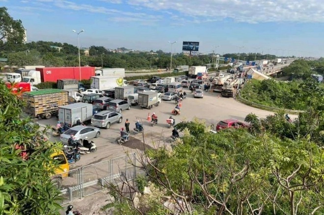 Hà Nội: Lật xe container ở cầu Thanh Trì, ùn tắc suốt từ sáng đến trưa - 3 Hà Nội: Lật xe container ở cầu Thanh Trì, ùn tắc suốt từ sáng đến trưa - 3