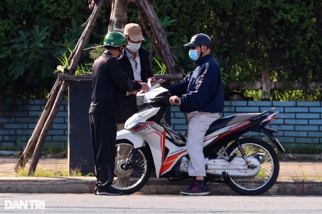 Phe vé lo sốt vó vì vé xem đội tuyển Việt Nam không ai mua - 3 Phe vé lo sốt vó vì vé xem đội tuyển Việt Nam không ai mua - 3