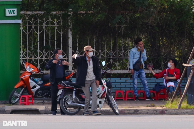 Phe vé lo sốt vó vì vé xem đội tuyển Việt Nam không ai mua - 2 Phe vé lo sốt vó vì vé xem đội tuyển Việt Nam không ai mua - 2