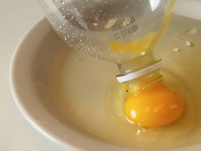 Mách bạn những cách tách lòng đỏ trứng nhanh chóng không lo bị vỡ - 4 Mách bạn những cách tách lòng đỏ trứng nhanh chóng không lo bị vỡ - 4