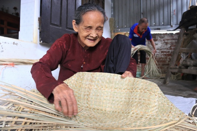 Những cụ già lưu giữ nghề đan bị cói ở Thái Bình, 80 tuổi vẫn chưa về hưu - 2 Những cụ già lưu giữ nghề đan bị cói ở Thái Bình, 80 tuổi vẫn chưa về hưu - 2