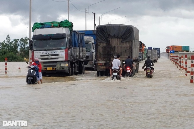 Nước lũ ngập mênh mông, đất đá bịt kín đường sau nhiều ngày mưa lớn - 2