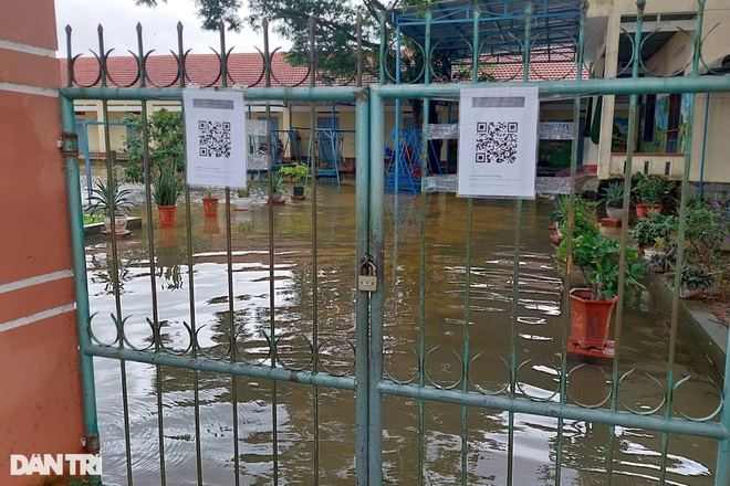 Nước lũ ngập mênh mông, đất đá bịt kín đường sau nhiều ngày mưa lớn - 4